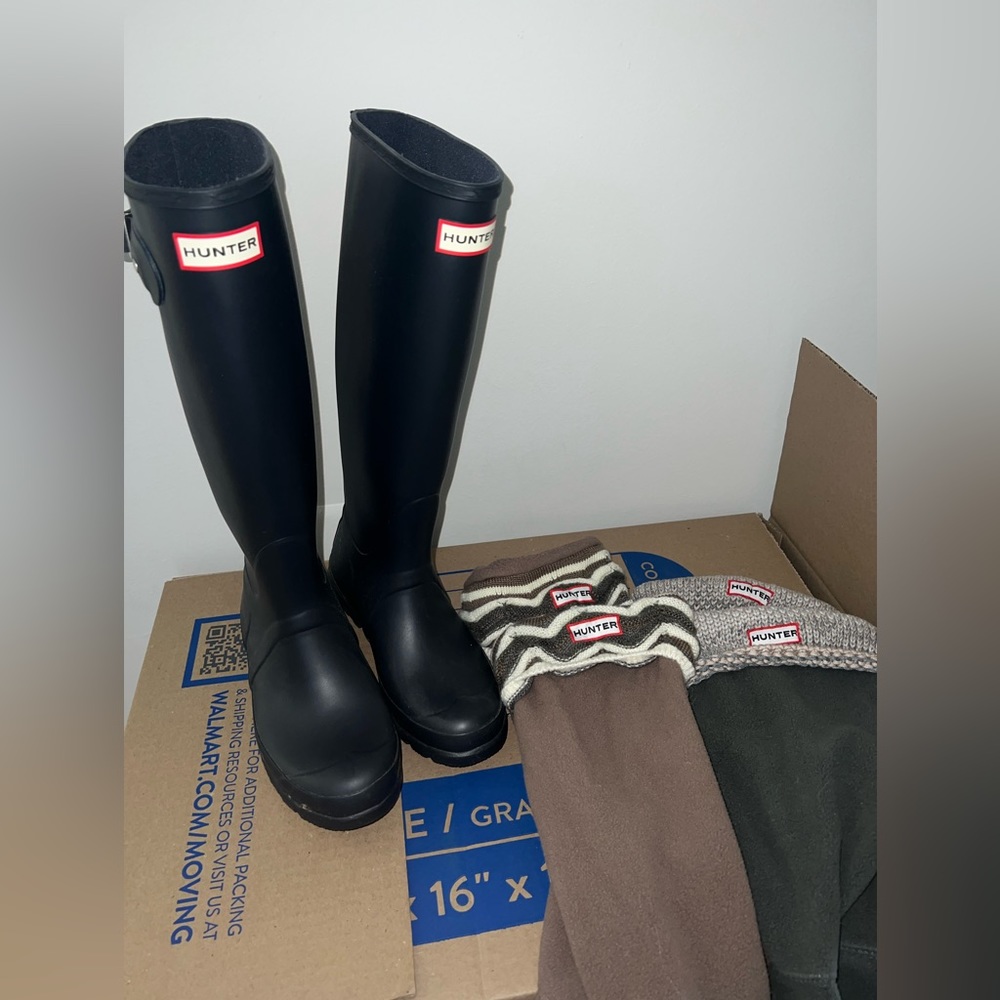 Navy hunter boots & socks